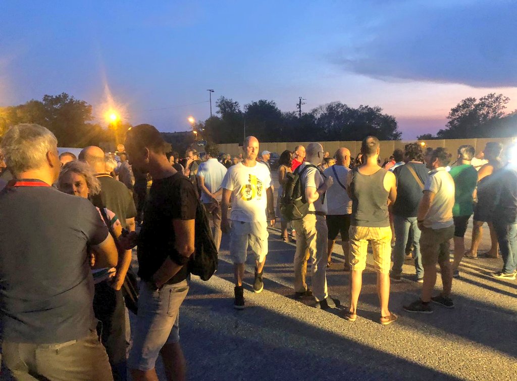 fimcislFVG's tweet photo. Inizia così la prima notte di presidio davanti ai cancelli dello stabilimento della #Wärstilä di Trieste.
La FIM-CISL lotta assieme alle Lavoratrici e ai Lavoratori.

#nonsimolla

@FIMCislStampa https://t.co/KPOe5kPe9P