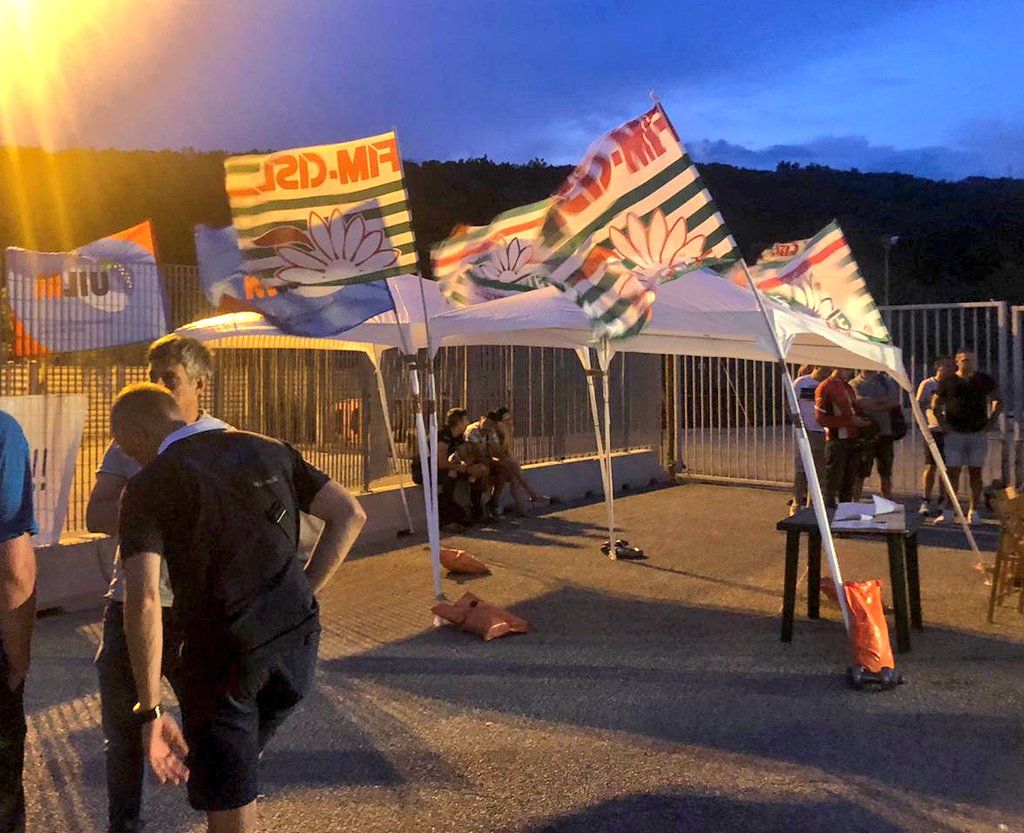 fimcislFVG's tweet photo. Inizia così la prima notte di presidio davanti ai cancelli dello stabilimento della #Wärstilä di Trieste.
La FIM-CISL lotta assieme alle Lavoratrici e ai Lavoratori.

#nonsimolla

@FIMCislStampa https://t.co/KPOe5kPe9P