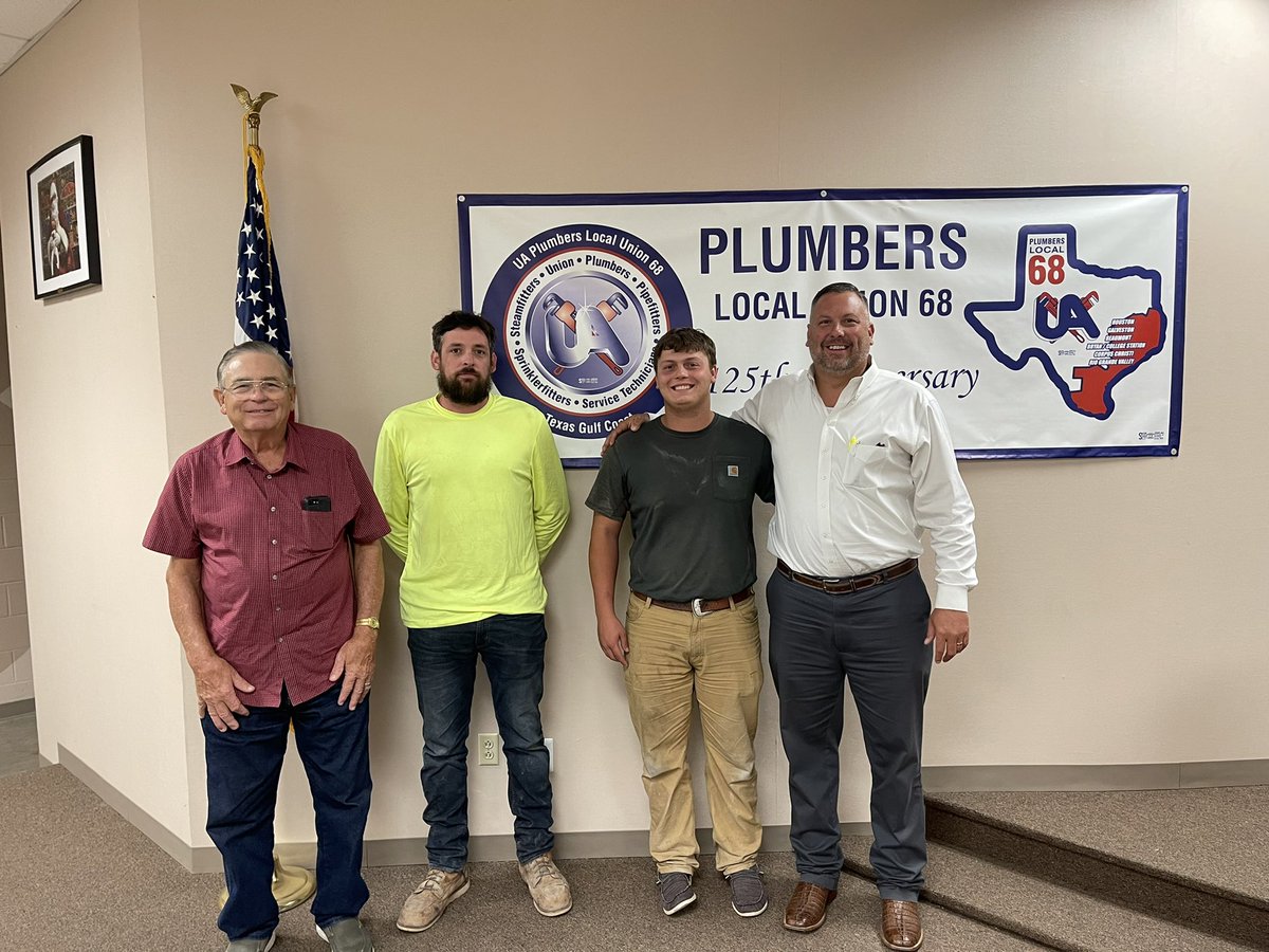 PlumbersLU68's tweet photo. A few of our newest recruits had a fantastic union meeting last night! Congratulations and best of success to each and every one of these young people. Great to see so many apprentice plumbers who are second, third, or even fourth generation! https://t.co/Hkd0C4rNST