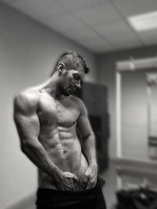 I m still here  https://t.co/49xFclKyvi https://t.co/jkkF6QY58L