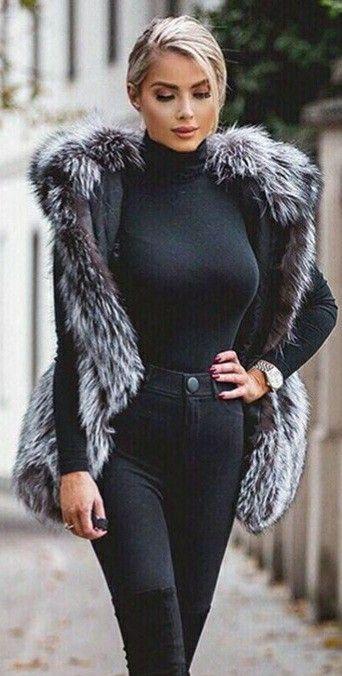 saint_marche's tweet photo. #Hautecouture #hotcouture #hautejoaillerie #hotjoaillerie #christinasaintmarché #weekendglamour https://t.co/JIcUiOd3aQ