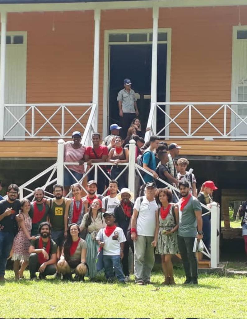 AdrianaRojasQba's tweet photo. #ConAmorTDigo que los @PanuelosRojos_ continúan celebrando la #SemanaAntimperialista visitando lugares históricos y dejando un impronta en cada paso.
#YoUsoPañueloRojo
#CubaPorLaPaz https://t.co/8ZvjQ0xEgo