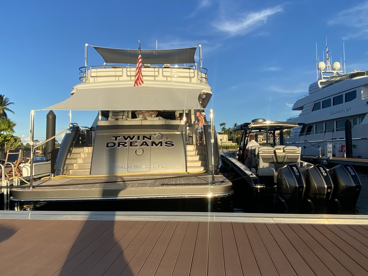 The matching custom Fountain Powerboats 34SC turned out great next to the owner’s new Ocean Alexander #yachting