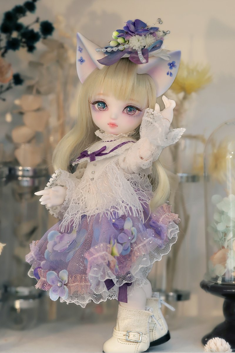 DOLKSTATION's tweet photo. 【DOLK×DEAR MINE】☔世界40体限定☔

7月24日(日)まで⏰

紫陽花纏った猫妖精『Benjamin』はご覧になられましたか？

花弁を集めて仕立てたような紫陽花のドレス、紫陽花色に染まる限定メイクは花のたおやかさを演出しています。

咲き誇るBENJAMINをお楽しみください♪

➡️https://t.co/KVlxsGiPNE https://t.co/XNJq0W1RjY