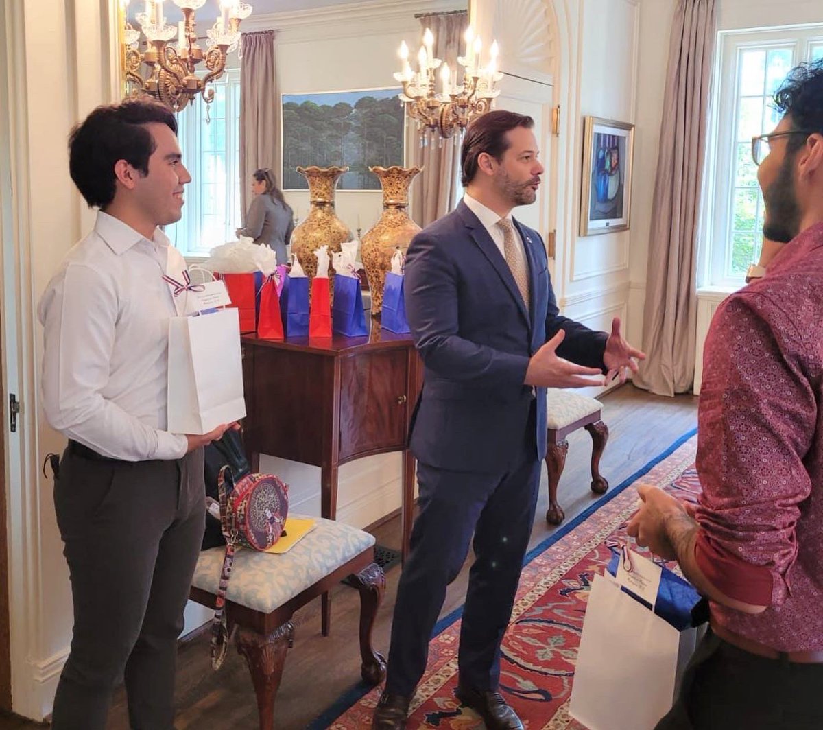 rmartinezdlg's tweet photo. ¡Juventud con talento! 🎼🎻🎭
Tuve el honor de recibir en la residencia de la Embajada a los chicos de #SoundImpact quienes nos mostraron todo su talento y pasión por la música y la cultura. https://t.co/KAElUoF2wv