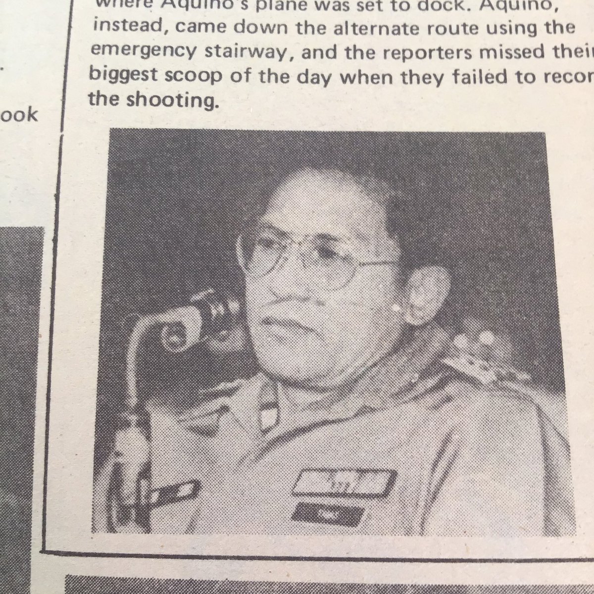 eicvsfascism's tweet photo. Welcome to #Aug21Files. Each day, one archival info.

1. Col. Vicente Tigas, the Presidential Security Command’s media liaison, arranged local media coverage for Ninoy’s return. Why? Why did he gruffly shove aside Bec Quijano? Why did he obstruct journalists’ view on the tarmac? https://t.co/A7BRjpO5XN
