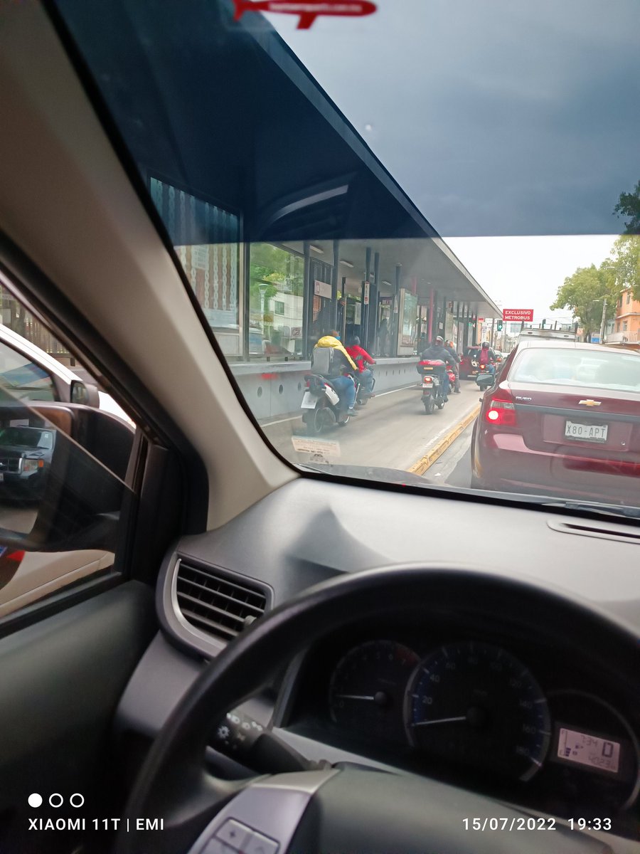 ODG72's tweet photo. @OVIALCDMX @Claudiashein @IztacalcoAl 
El carril del metrobús prácticamente hoy en día es de chocolate toda vez que no hay ninguna autoridad que ejerza su trabajo en la delegación Iztacalco https://t.co/SCblc4b1C7