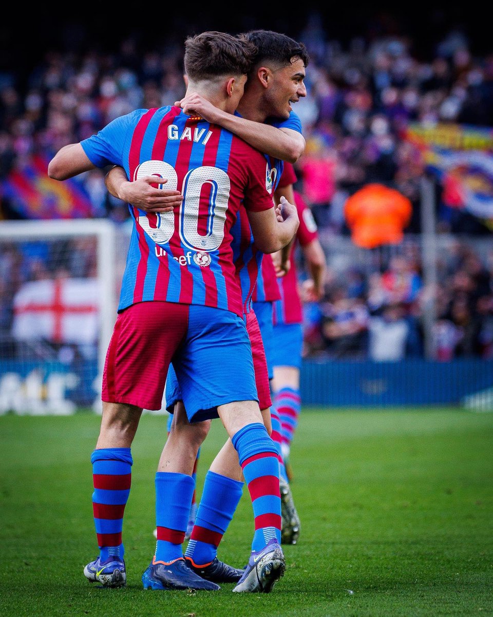 PortalCules's tweet photo. O ano é 2026 e o Barcelona:

• 29 Anos: Raphinha, Frenkie, Kessié e Dembélé.

• 27 Anos: Araújo e Collado.

• 26 Anos: Ferran Torres.

• 25 Anos: Eric Garcia, Dest e Arnau Tenas.

• 23 Anos: Pedri, Pablo Torre e Ansu Fati.

• 21 Anos: Gavi.

O futuro é brilhante. https://t.co/FkKN6bGNvP