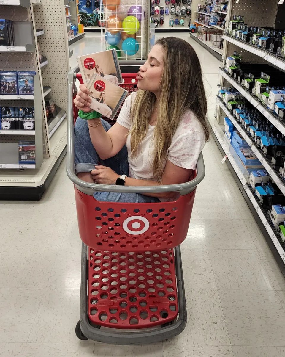 scarpenterbr's tweet photo. “Emails i can’t send já está disponível. Vá entrar dentro de um carrinho na Target e comemore comigo”

Danielle Fishel | Instagram https://t.co/zzQunqWqCV