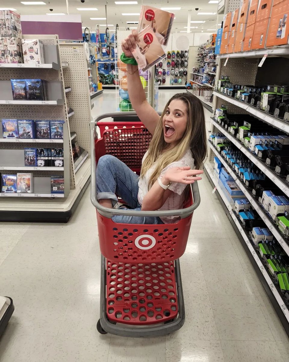 “Emails i can’t send já está disponível. Vá entrar dentro de um carrinho na Target e comemore comigo”

Danielle Fishel | Instagram