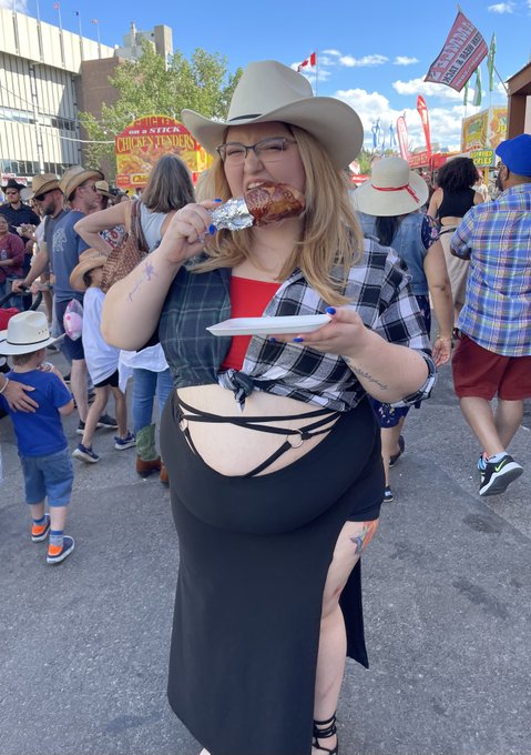 Pig out, pig out, PIG OUT!!! 😈 https://t.co/t0MNz05FAF