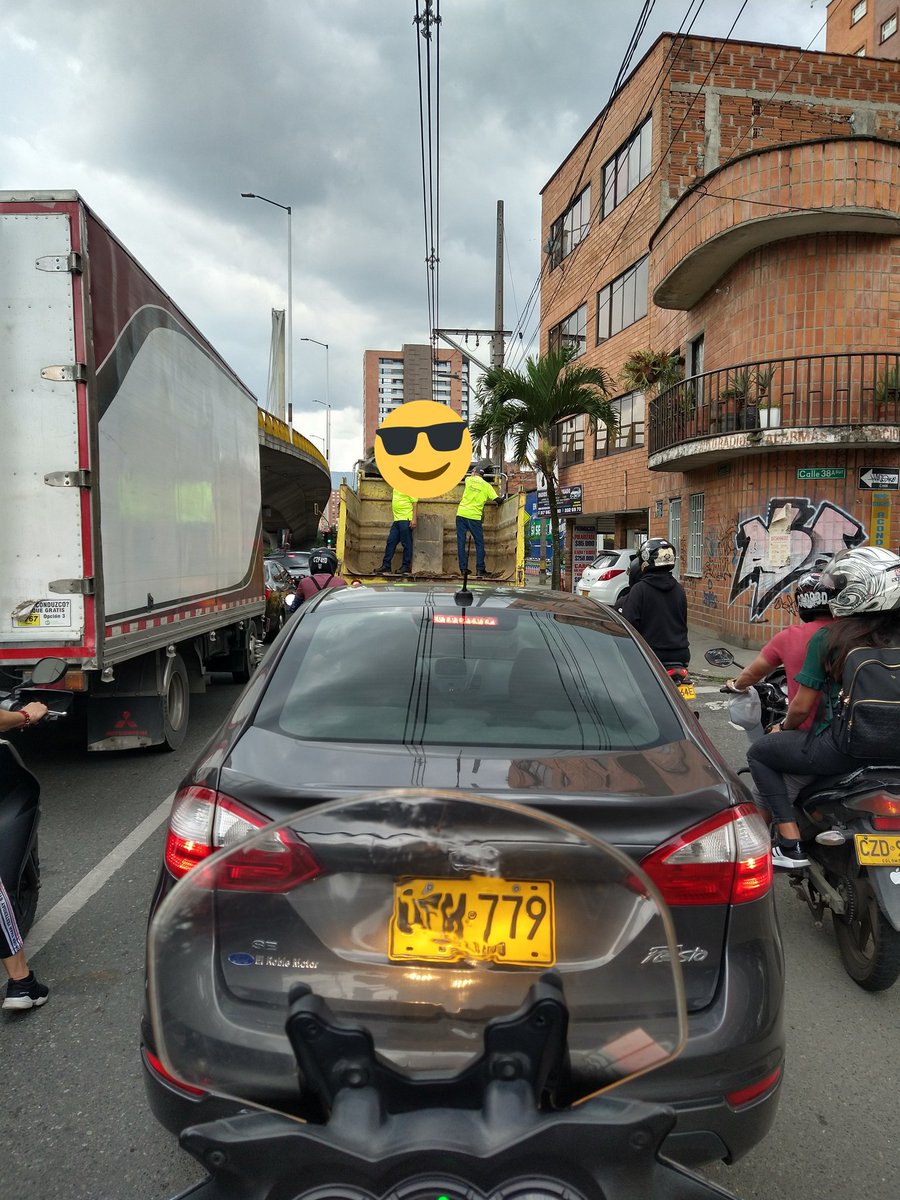 unsimpleculibri's tweet photo. Increíble que esto pase... @MovilidadEnv @AlcaldiaEnv @GenteEnvigado @SeguridadEnv https://t.co/hloWoYy23N