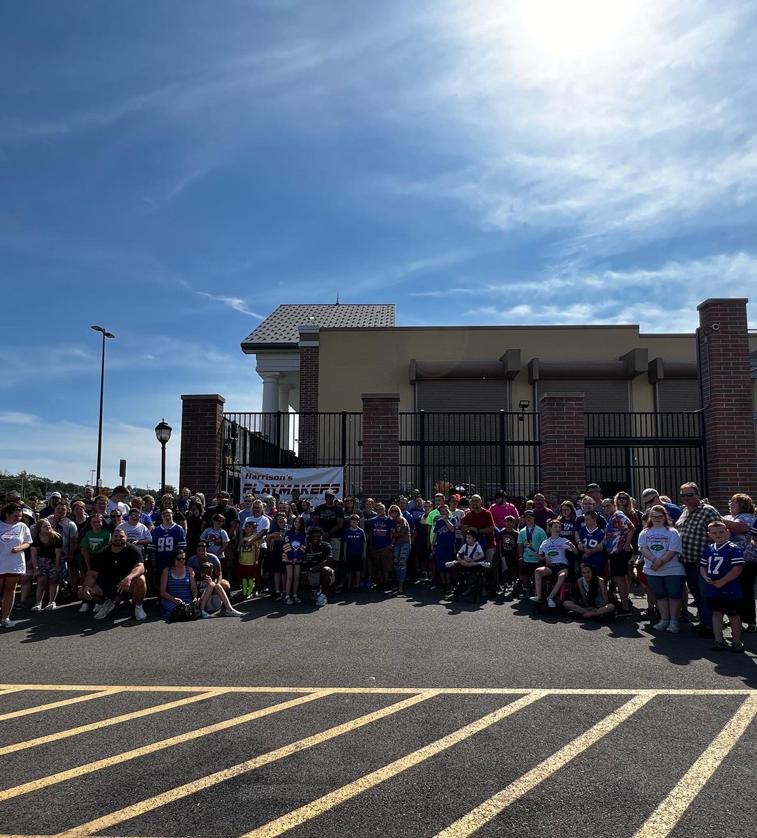 hplaymakers99's tweet photo. Shop with a Jock Event 2022!! We had a blast with our Playmaker pups today shopping for school supplies!! 🏈 🎨✏️🖍✂️📚 More pictures on our Facebook page!!@horribleharry99 @_1Sledge https://t.co/PZntV1S72a