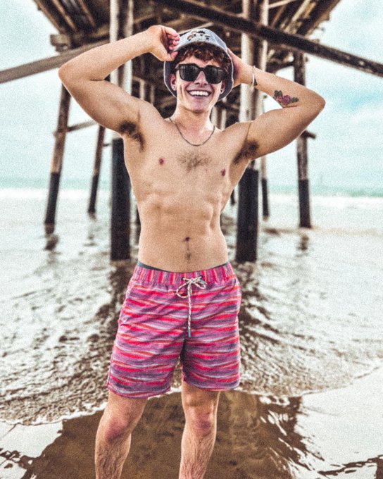 Beaching it up ? https://t.co/xXTXWgc21X