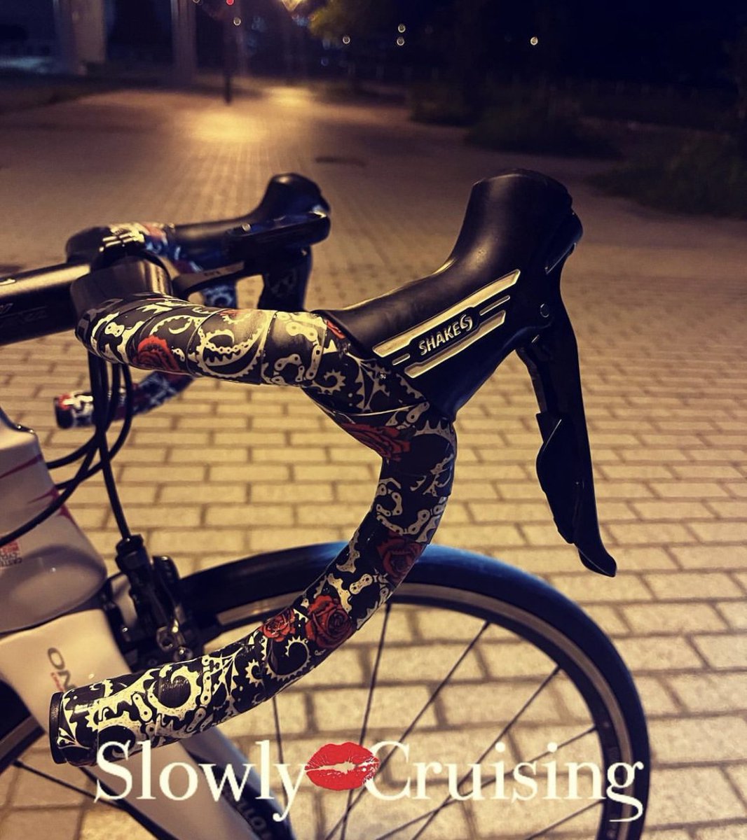 CycologyJ's tweet photo. NIGHT RIDE WITH CYCOLOGY
BLACK ROSEバーテープ
https://t.co/SPu8MUZKsQ
#ロードバイク
#自転車
#roadbike
#roadcycling
#instacycle
#トレーニング
#cycology
#サイコロジー
#cycology_japan
#サイコロジージャパン
#cycology_gear
#ロードバイク
#ハンドルバーテープ
#バーテープ https://t.co/WTzstBZ0vp