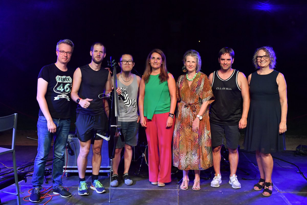 PatrimNacional's tweet photo. 🤘 #CellOfHell revoluciona con rock y música clásica los jardines del Campo del Moro, en el Palacio Real de #Madrid 👏
🎸 Composiciones de Vivaldi y Beethoven junto a las de grupos como Nirvana y @Metallica. ¡Un éxito!
🤝 ¡Gracias, @fundaciongoethe! https://t.co/ngYQX7I8Du
