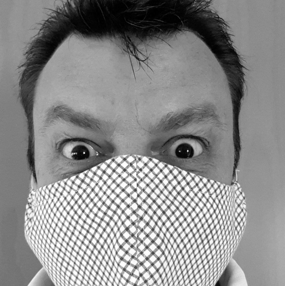 bastard_op's tweet photo. Mein #Perso läuft ab. Brauch neue #Passbilder. Die macht man jetzt mit Maske, oder? https://t.co/pRaUQPsKar