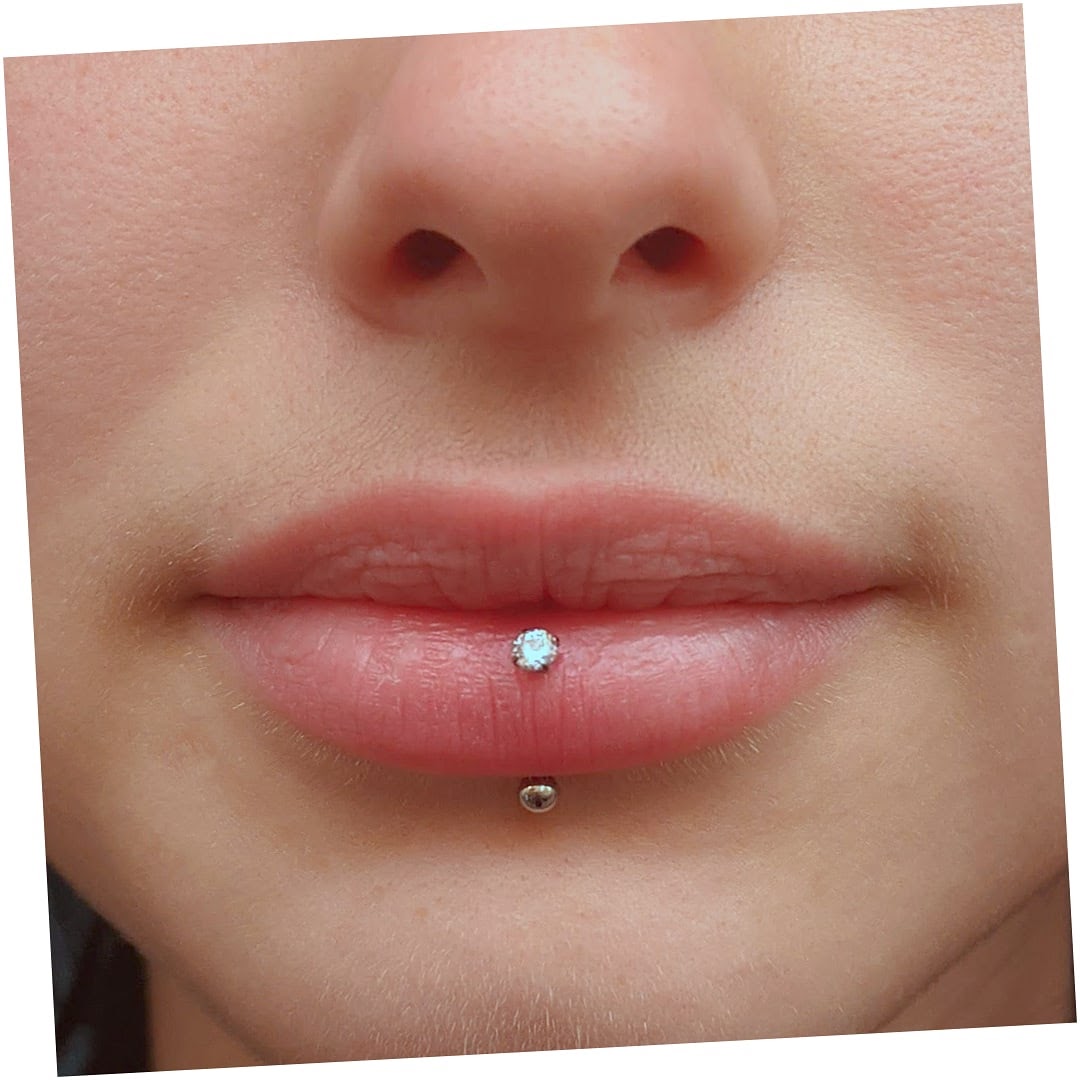 ShopSuwany's tweet photo. Premier changement pour ce labret vertical avec un bijou classique en titane à cristaux.
•
•
•
#labretpiercing #piercing #verticallabret #labretvertical #labret #piercingjewelry #jewelry #kahunastudio #cannes https://t.co/MQsw92W8ev