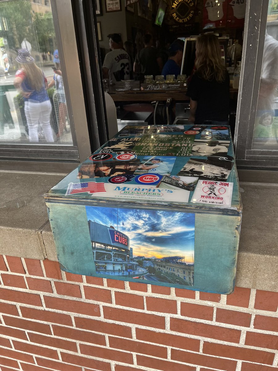 NiseiLounge's tweet photo. We’re secure enough in our Wrigleyville dive bar-ness to freely admit this window at @murphysbleacher is the most beautiful service bar area ever in the history of the world. #NiseiFacts https://t.co/6czLYiRwrr
