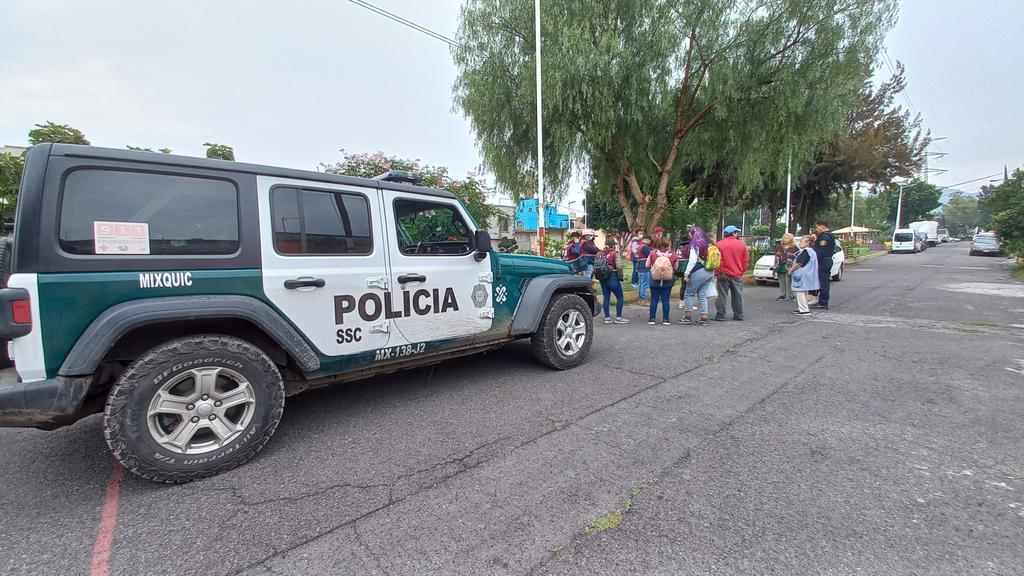 GobiernoTlahuac's tweet photo. 👮♂️👮♀️🚔|Orientamos la estrategia #CiudadSegura del @GobCDMX/@Claudiashein
Hoy en #AsambleaVecinal en Col. #LasPuertas y #Zacatenco, San Fco. Tlaltenco.
Con @SSC_CDMX, informamos acerca de este plan de fortalecimiento de la seguridad y en Tláhuac. 👉https://t.co/RpU69lha77 https://t.co/5drzsFZqEq