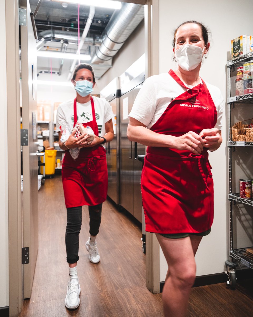 ThornsFC's tweet photo. Selfless Service ❤️
@rhirhi8 and @em_menges took some time to cook a meal and visit patients at the @rmhportland for #STWeek 🌹 https://t.co/pj1NEpMiRB