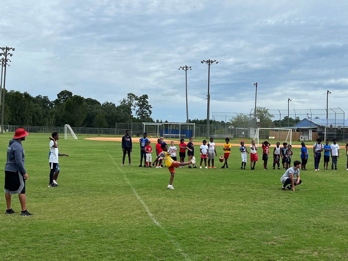 ryanreno_15's tweet photo. Had a great time at our local Boys and Girls club! Glad to be able to help our young Trojans be better athletes and to connect with one another!Teaching these kids how to punt is one of many great opportunities I've had! @CoachTonyBugeja @m14free @BCTROJANFB @_coachevans https://t.co/5wgC4OP2gn