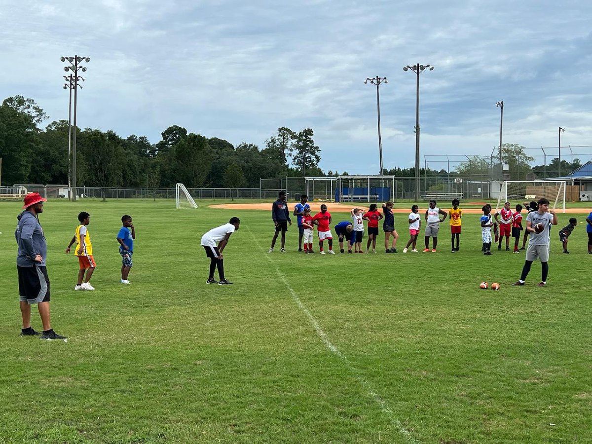 ryanreno_15's tweet photo. Had a great time at our local Boys and Girls club! Glad to be able to help our young Trojans be better athletes and to connect with one another!Teaching these kids how to punt is one of many great opportunities I've had! @CoachTonyBugeja @m14free @BCTROJANFB @_coachevans https://t.co/5wgC4OP2gn