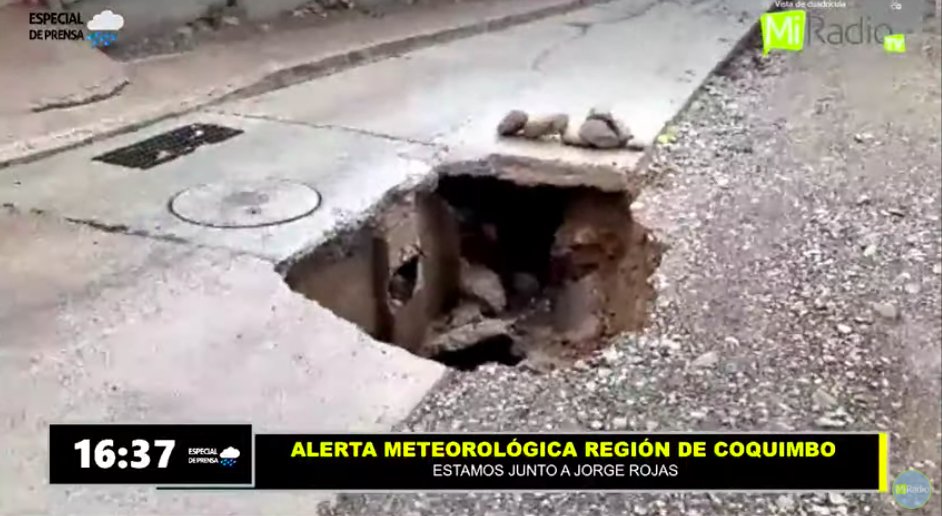 MiRadiols's tweet photo. 🔵Socavón producto de la lluvia en calle Los Copihues en sector Leices de Ovalle https://t.co/kwBeD5cR5V