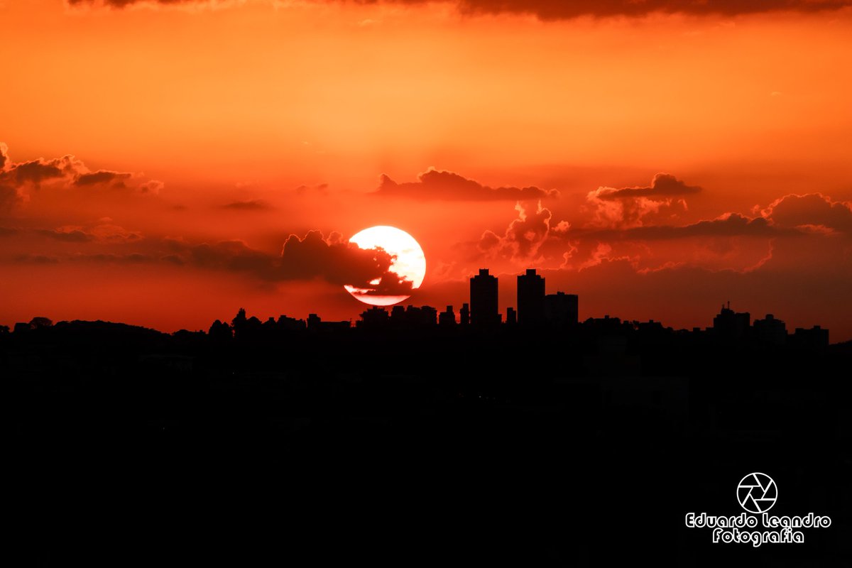 Eduardo_Leandro's tweet photo. Sunset Hunter
.
1/320"
f/5,6
ISO 200
250mm
.
#fotografiaurbana #diadefotos #fotografia #fotografo #eduardoleandrofotografia #canon80d #lente55_250mm #canondlsr #canonbr #skyphotography #sky #paisagem #landscape #dajanela #pordosol #sunset #clouds #nuvens #gosteifotografei https://t.co/EmmHZ75CPw