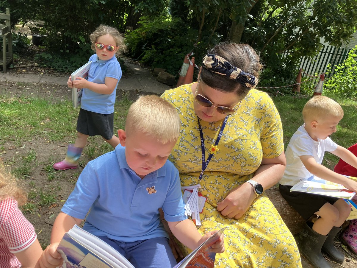 PentrerGraig's tweet photo. Rockets really enjoyed choosing a book to share with Rainbows out in the sunshine βοΈπ#pgplit https://t.co/9R0RH0EGt0