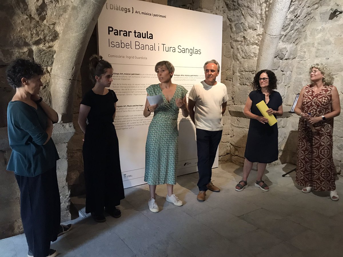 GpollsG's tweet photo. “La taula, el lloc on es troben les presències i les absències” @Ingridguardiola 

Des de la Canònica de Vilabertran, art, música i patrimoni.  Avui, donant el tret de sortida a la mostra "Parar taula", amb obres de @turasanglas i #IsabelBanal. https://t.co/nK8x27IvKl