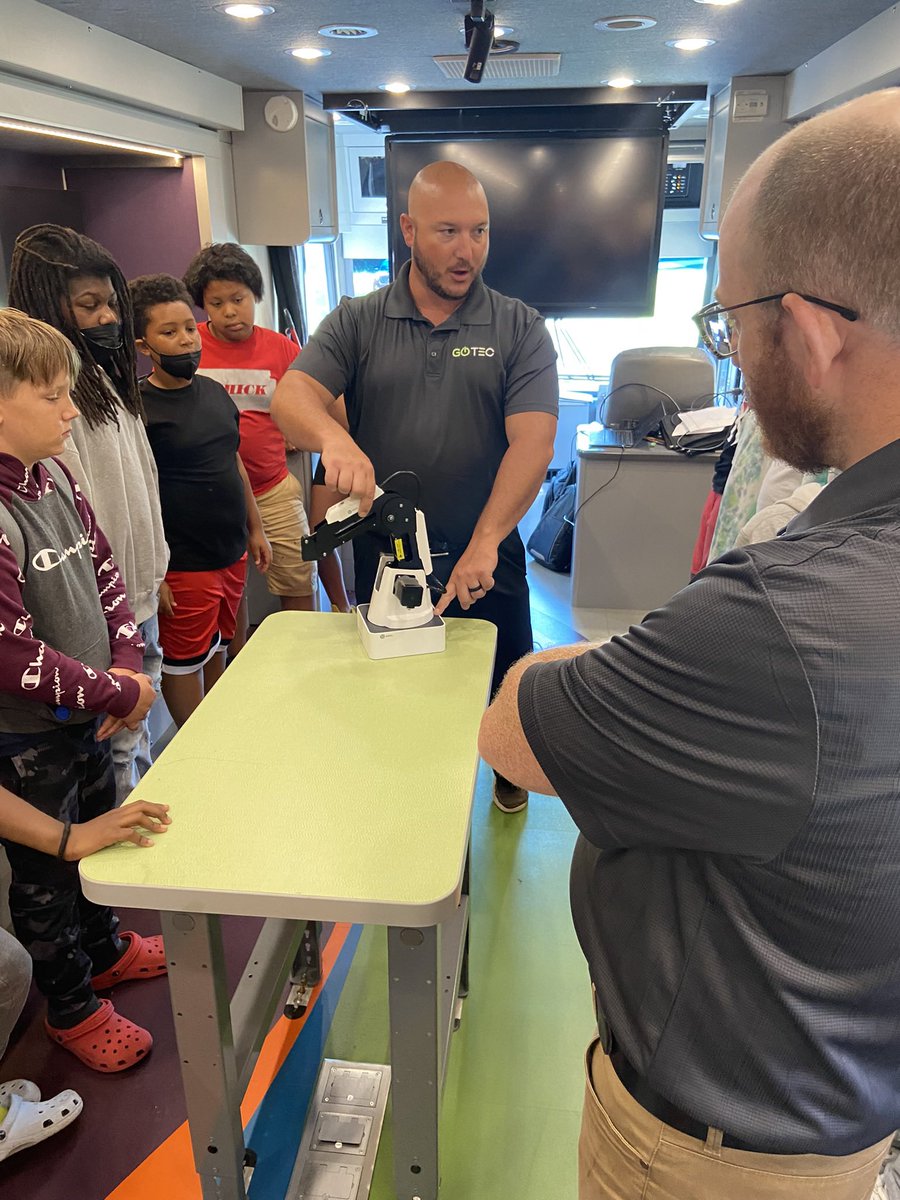 mchill1962's tweet photo. The GO-TEC Bus was in town!  Great Opportunities in Technology!  PPS  students engaged in hands-on activities.  #ppsva #CTE #careerawareness  #douglaspark #Starbase #ctesummercamps https://t.co/WX39hPbjXQ