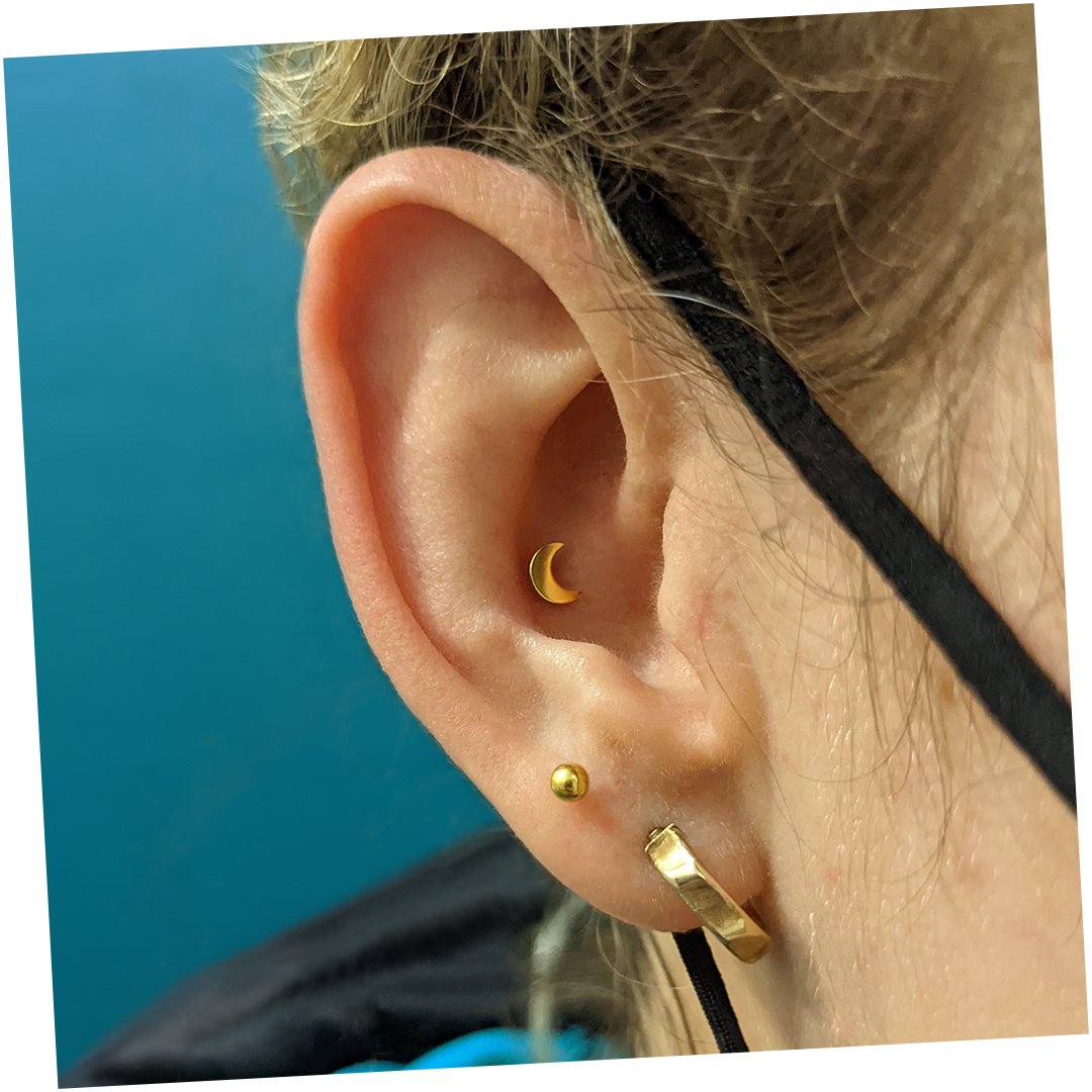 ShopSuwany's tweet photo. Premier changement pour ce #conch avec un bijou croissant de lune en titane gold.
•
•
•
#conchpiercing #piercing #conch #piercingjewelry #jewelry #kahunastudio #cannes https://t.co/IASAlrv5pl