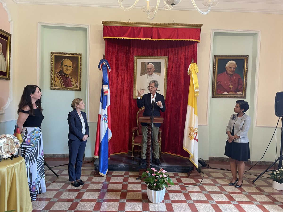 EmbUEenRepDom's tweet photo. “Tot Ziens” y “Auf Wiedersehen” Hoy hemos despedido a nuestros queridos colegas y amigos Embajadora @AVerrijp 🇳🇱 y Embajador @PelletVolker 🇩🇪 os echaremos de menos #equipoEuropa 🇪🇺 https://t.co/nXGFiwFKiY
