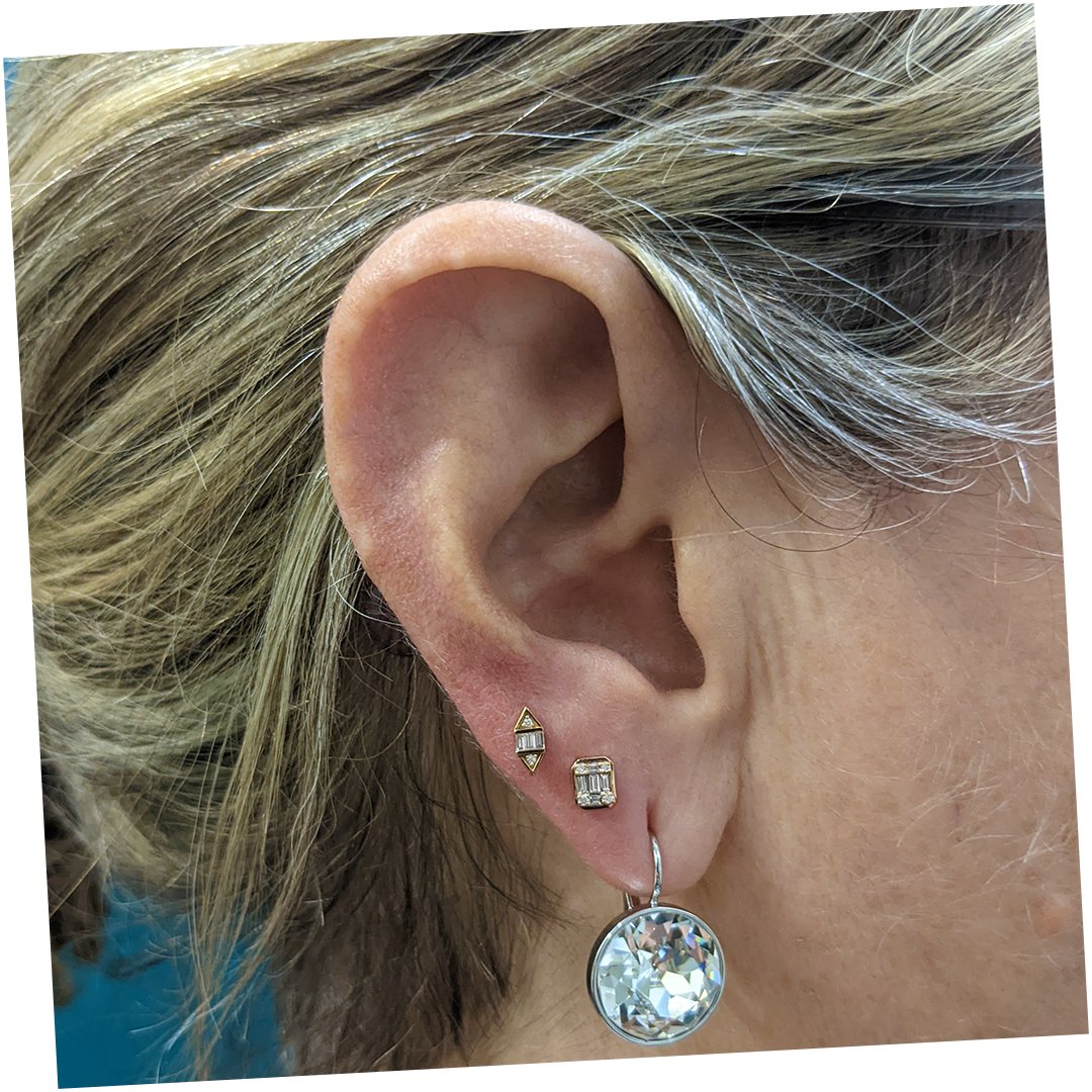 ShopSuwany's tweet photo. Second et troisième lobes réalisés avec deux bijoux en or jaune 18k.
•
•
•
#earlobe #earlobepiercing #goldjewelry #jewelry #piercingjewelry #kahunastudio #cannes https://t.co/KzcQPuc5jT