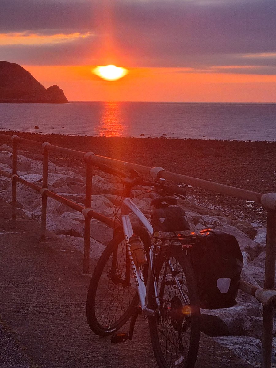 _steve_g81's tweet photo. The ride to work vs The ride home
#cycling #cyclecommuter #sunset https://t.co/7PJlYxwhrf