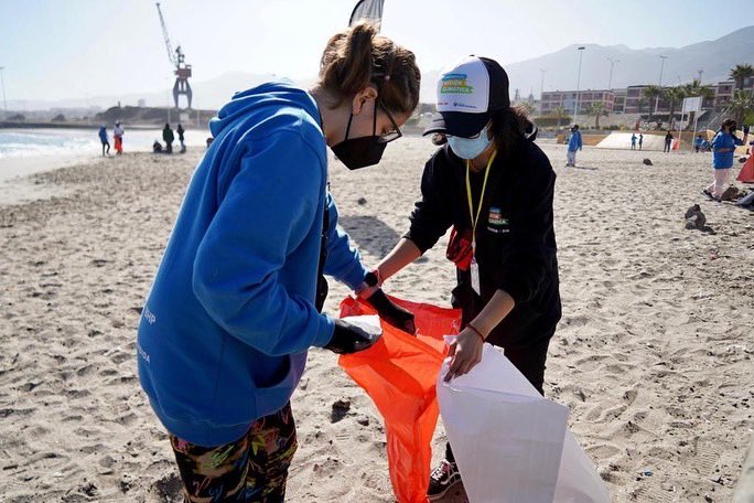 fmescondida's tweet photo. Hoy en nuestro #CampamentoAcciónClimática fuimos a limpiar el Trocadero. No solo retiramos basura, también la clasificamos en no reciclables ♻️ y reciclables. Estos últimos serán llevados a un punto especializado que les dará un nuevo uso #JuntosProtegemosElPlaneta🌎 #Antofagasta https://t.co/SwsBwjArWS