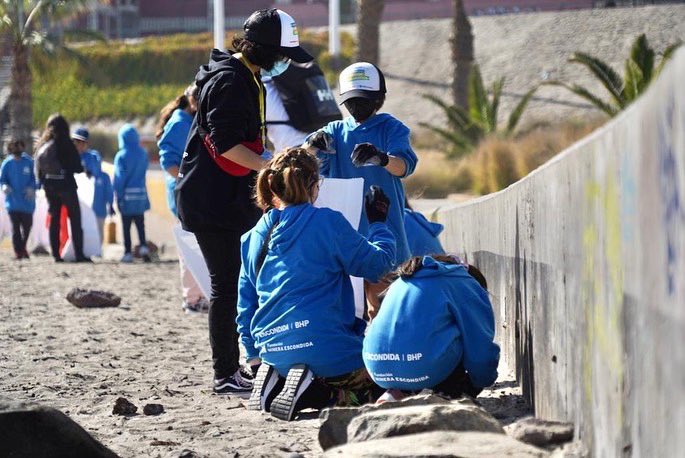 fmescondida's tweet photo. Hoy en nuestro #CampamentoAcciónClimática fuimos a limpiar el Trocadero. No solo retiramos basura, también la clasificamos en no reciclables ♻️ y reciclables. Estos últimos serán llevados a un punto especializado que les dará un nuevo uso #JuntosProtegemosElPlaneta🌎 #Antofagasta https://t.co/SwsBwjArWS