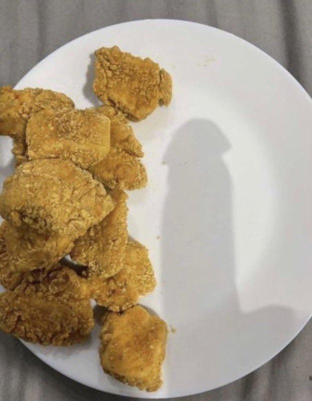 4pf24's tweet photo. @sadcrib Bron eating chicken tendies https://t.co/cxxD8akcvi