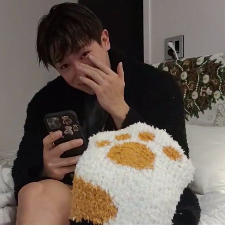 ______ ______ ______ ______ ______
    ← ⚪  Rayan Lee 🐻  ⠇                                   
              ᴴᵃ ¹ ᵐⁱⁿᵘᵗᵒ
Yuna comprou meias de patinha, segundo ela eu pareço um urso fofo e grande.