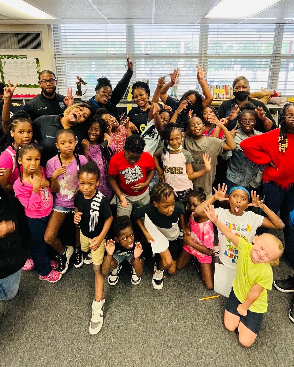 LiteracyProsJax's tweet photo. Here are some pics from #BLUE4BOOKS at Pickett Elementary today! We all had fun! Can you tell? ๐ @JSOPIO @jlb1313 @DuvalSchools @FloridaLiteracy #literacy https://t.co/bupXsGaGge
