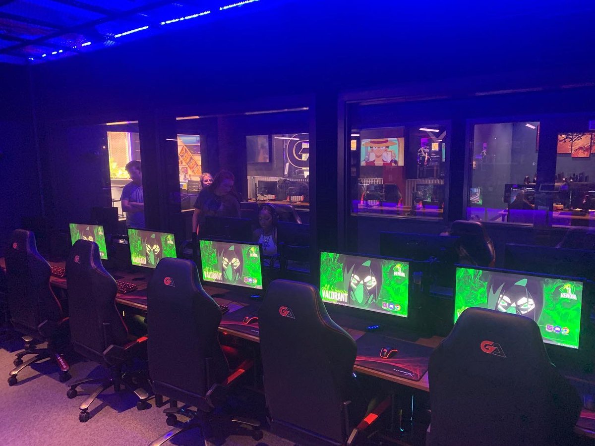 PaceUEsports's tweet photo. 🐍Venom Day 1🐍

Our all women’s VALORANT team is currently out in 📍Columbus, OH gearing up for their first set of Venom matches for the weekend! GLHF to all of our competitors! 

Thank you so much for having us @GameArenaCBUS @VanguardChamps @thegamehers 💙💛 #GoSetters https://t.co/sWLYIfFu28