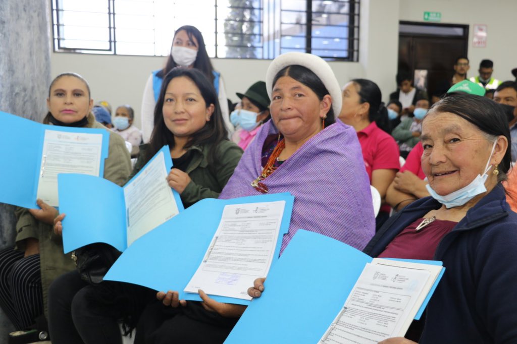 AgriculturaEc's tweet photo. Entregamos a los  pequeños productores de Tungurahua: 

📑180 títulos de propiedad de tierras 
👩🏾‍🌾100 carnes de la Agricultura Familiar Campesina
🚜🚘Maquinaria agrícola 

Más productividad para el campo. Bienestar para las familias rurales #JuntosPorElAgro https://t.co/xboFMcWQ3w
