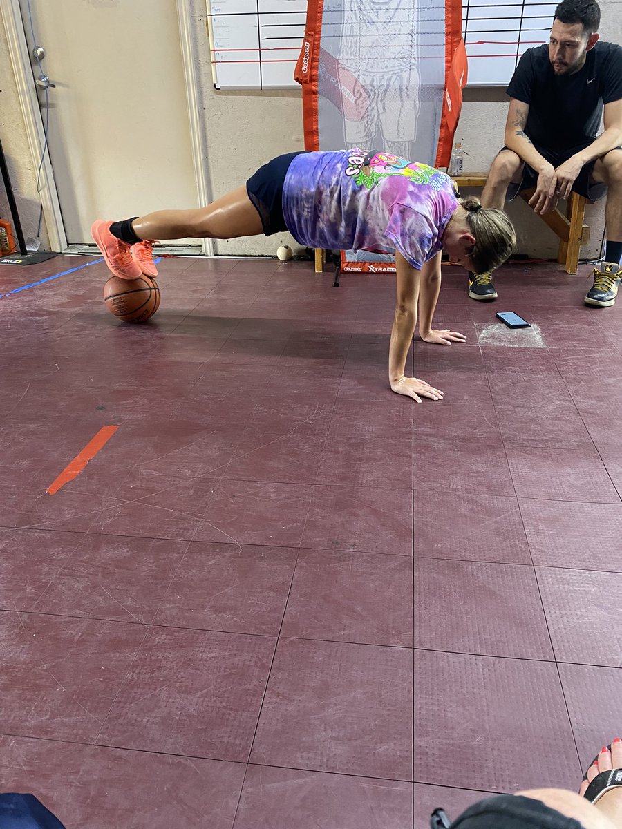 jules07hoops's tweet photo. never stop working! i want it all! #liveinthegym @DCqueens_kings @CoachJake_2025 @OCGirlsBB https://t.co/QocBnaessb