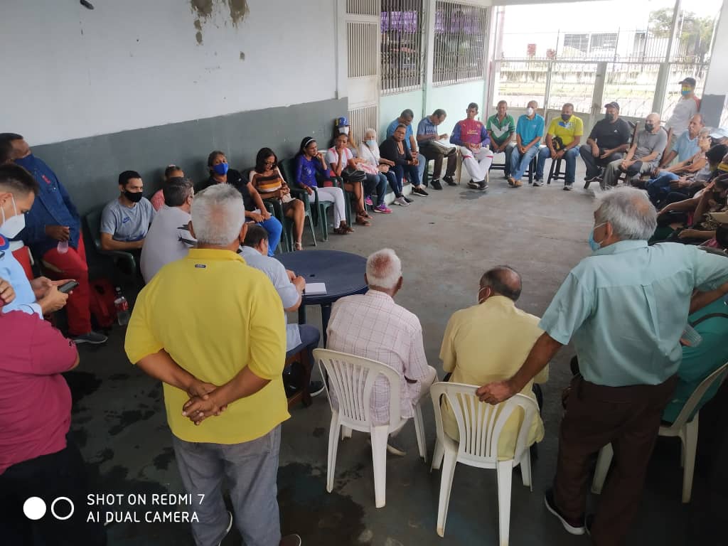 AndresVelasqz's tweet photo. Reunión con trabajadores y activistas parroquiales en  Unare, Pto. Ordaz.
#Unidad
#PrimariasPresidenciales 
#FechaParaLasPrimariaYa https://t.co/eRqC6vtxpr
