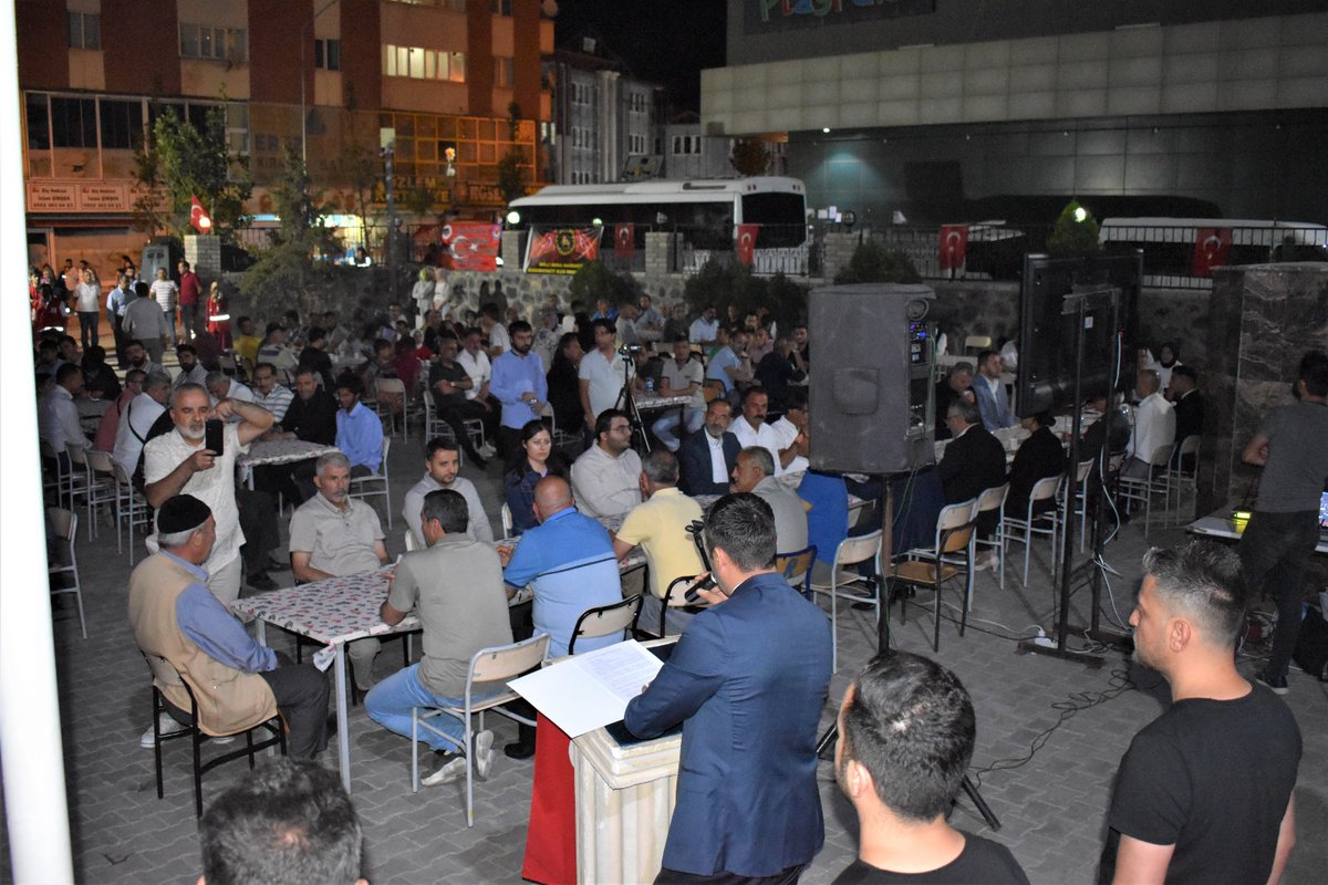 DBKaymakamligi's tweet photo. "Türkiye Aşkına" diyen ve Demokrasi Nöbetinde bir araya gelen vatandaşlarımıza seslenen Kaymakam Akpınar,

"Milletimiz, her kesimiyle bir bütün olarak bu ihanetin karşısında durmuş ve Vatanına, demokrasisine sahip çıkmıştır." dedi. https://t.co/j4nReXsdag