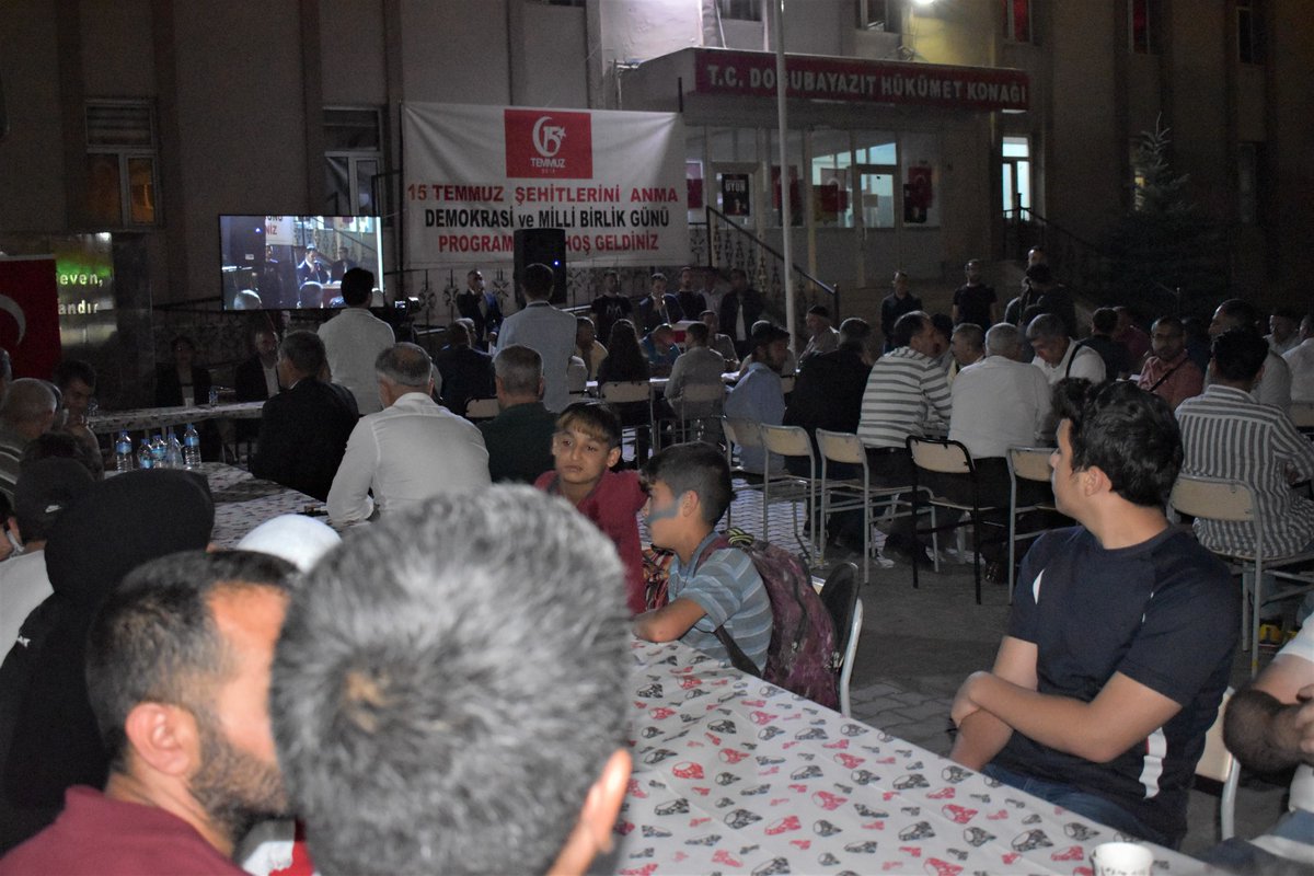 DBKaymakamligi's tweet photo. "Türkiye Aşkına" diyen ve Demokrasi Nöbetinde bir araya gelen vatandaşlarımıza seslenen Kaymakam Akpınar,

"Milletimiz, her kesimiyle bir bütün olarak bu ihanetin karşısında durmuş ve Vatanına, demokrasisine sahip çıkmıştır." dedi. https://t.co/j4nReXsdag