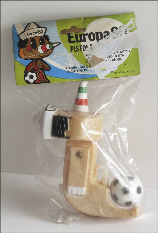 …nor were we familiar with the amazing Pinocchio of Euro ‘80. And if somebody has one of these water pistols let us have it thanks 🔫