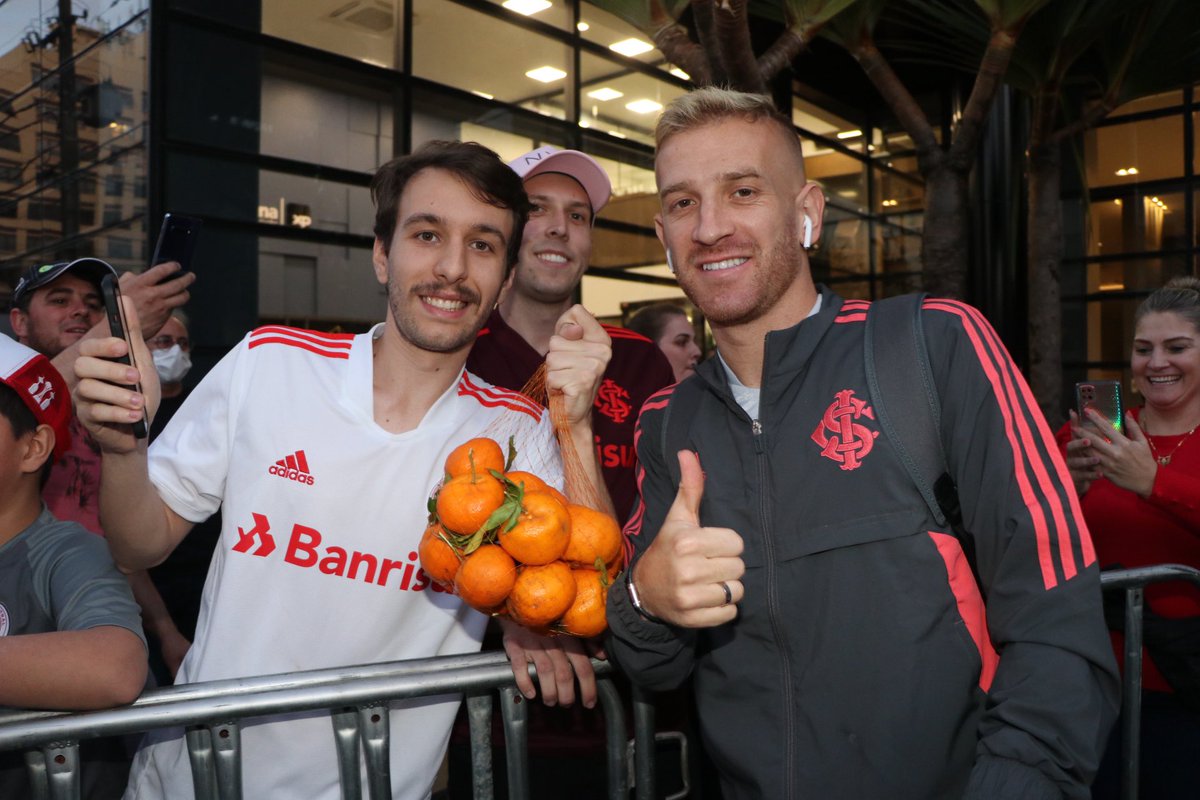 SCInternacional's tweet image. E esse presente? 😂 A sobremesa hoje tá garantida, @PHKONZEN.