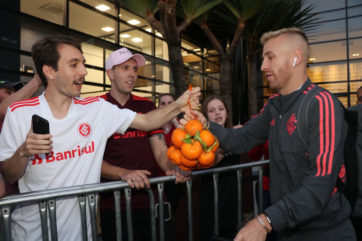 SCInternacional's tweet image. E esse presente? 😂 A sobremesa hoje tá garantida, @PHKONZEN.